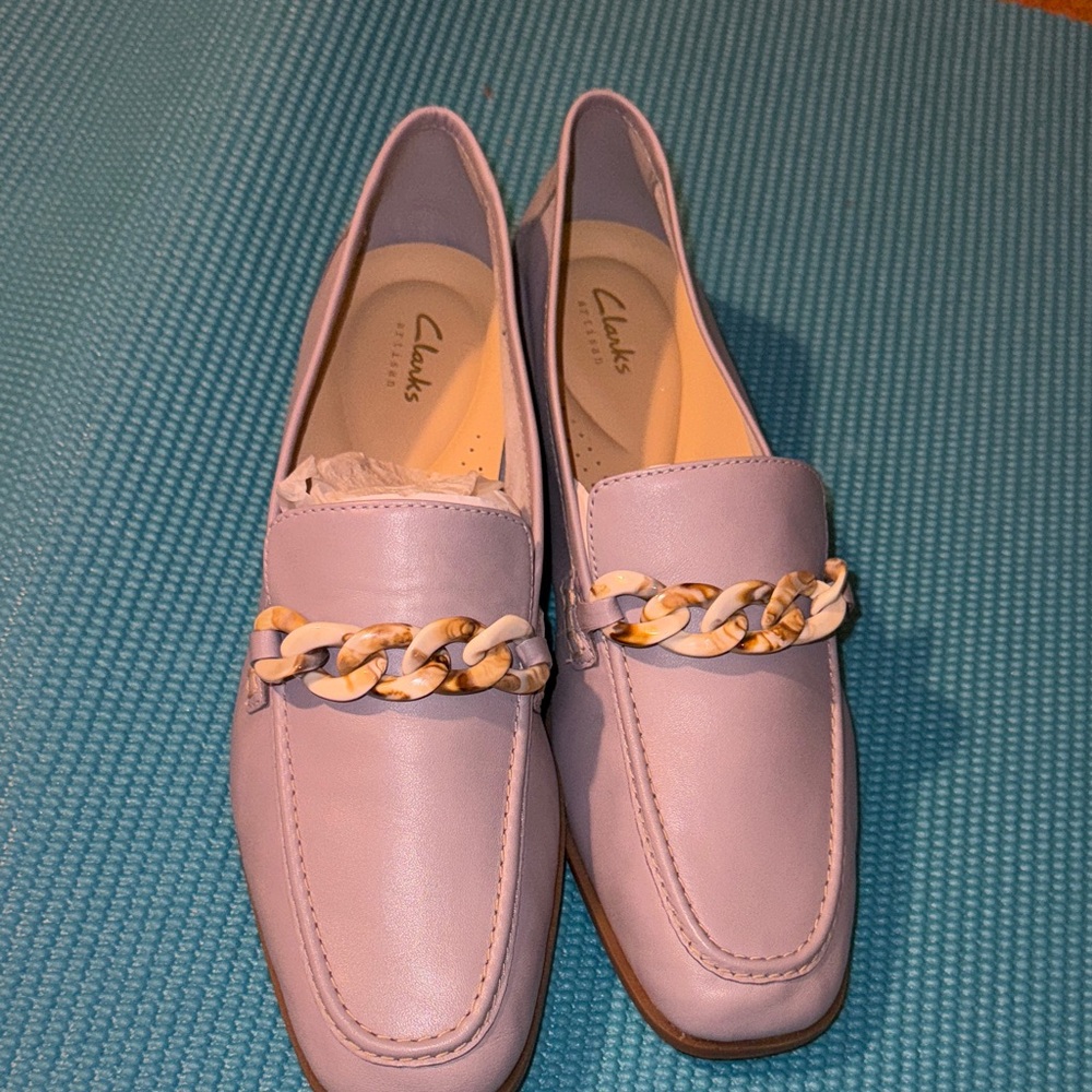 Clarks Artisan Sarafyna Iris Women's Lilac Loafers with Printed Chain Accent 10w